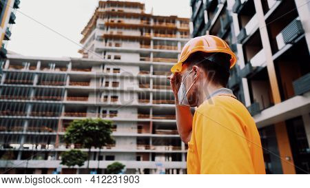 Construction Worker Wearing Safety Equipment. Kn 95 Mask. Corona Mask. Covid-19 Protective Respirato
