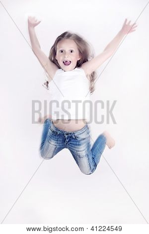 Malá dívka, která skočila přes bílé pozadí
