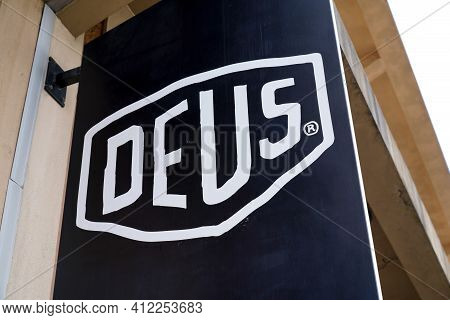Bordeaux , Aquitaine France - 03 08 2021 : Deus Ex Machina Logo Text And Brand Sign Fashion Boutique