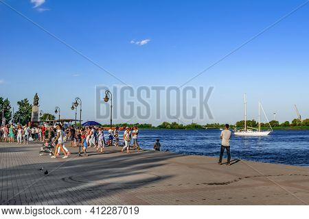 Kherson, Ukraine - July 22, 2020: Many People On The Kherson Promenade. White Yacht Floats In The Bl