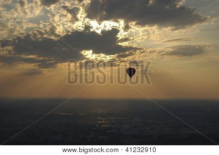 Bir gökyüzünde balon