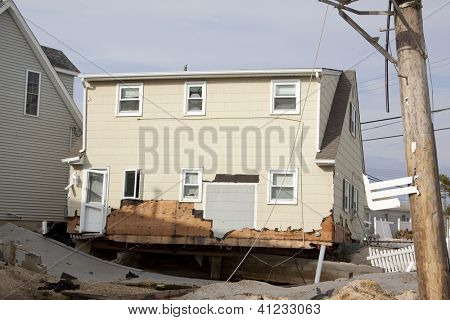 LAVALLETTE, NJ - 13 JAN: Une maison de sa fondation dans le sable le long de la Rt 35 le 13 janvier 2013 dans La