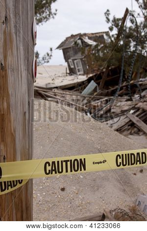 MANTOLOKING, NJ - 13 JAN: Bande de prudence entoure la propriété et un foyer incliné sur 13 janvier 2013 en M
