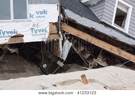 LAVALLETTE, NJ - 13 JAN: A Jeep enterré à l'envers dans le sable sous une maison le 13 janvier 2013 dans L