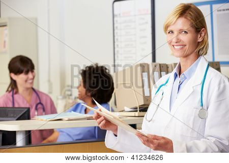 Ärztin Lesung Patientenhinweise an Krankenschwestern Station