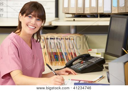 Krankenschwester arbeiten bei Krankenschwestern Station