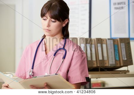 Krankenschwester Lesung Patientenhinweise an Krankenschwestern Station