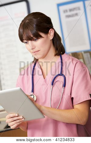 Krankenschwester Krankenschwestern Station Digital Tablet mit