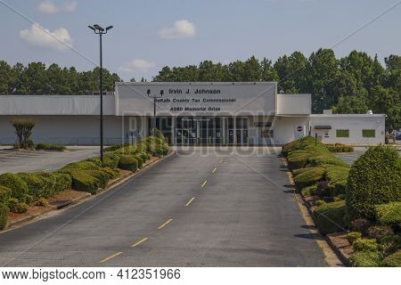 Atlanta, Ga Usa - 06 14 20: Irvin J. Johnson Dekalb County Tax Commisioner Building Road To Entrance