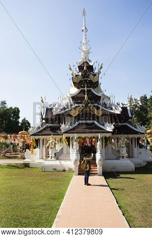 Travelers Thai Women People Travel Visit Respect Praying And Use Smart Mobile Phone Take Photo Ancie