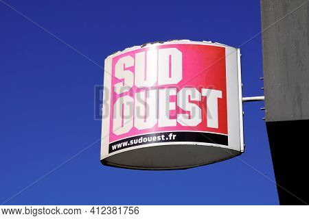Bordeaux , Aquitaine France - 03 08 2021 : Sud Ouest Shop Sign Text And Logo Brand On Library Store
