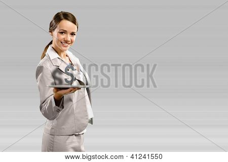 Business-Frau lÃ¤chelnd und hÃ¤lt eine Tabelle