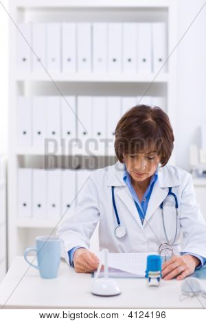 Lavoro femminile medico presso l'ufficio