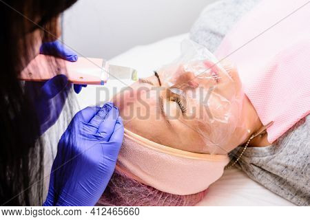 Cleansing The Face From Keratinized Epithelium, Excess Fat, Blockages Of The Sebaceous Glands, Comed