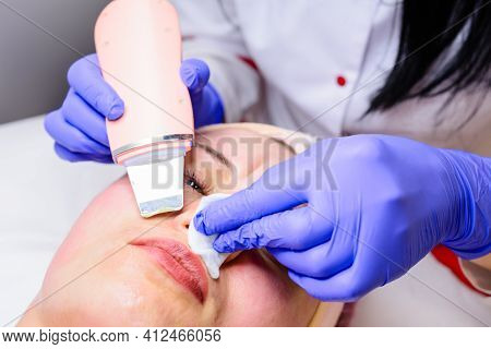 Moisturizing The Face And Removing Keratinized Old Skin, The Beautician Uses Ultrasound With Microvi