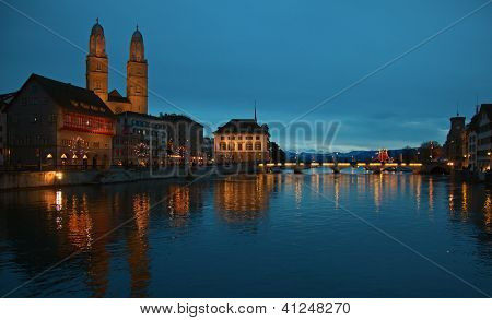 Vista la donwtown di Zurigo (Svizzera, 2013)