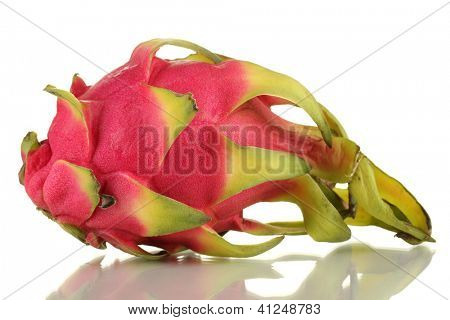 Pitahaya matura isolata on white