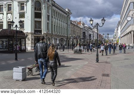 Kazan, Russia - September 21, 2019: The Shopping Center In The City Of Kazan With Strawling People A