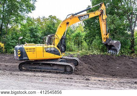 Samara, Russia - August 28, 2015: Jcb Excavator Work At The Construction Of Road In Summer Day
