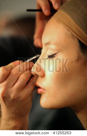 NUEVA YORK-11 de septiembre: Maquilladora aplicar maquillaje para modelar backstage en la colección de rubias f