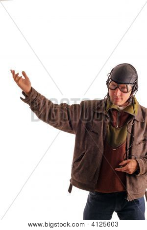 Pilot ve starých uniformách ukazuje nahoře