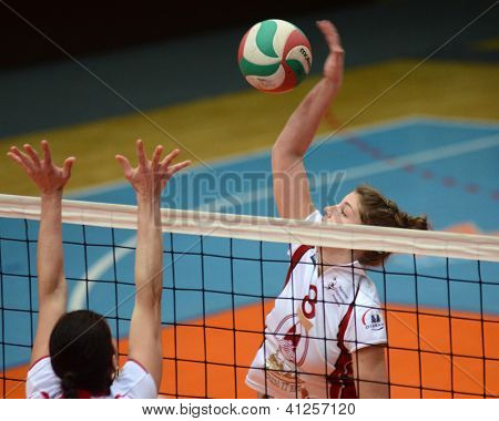 KAPOSVAR, Hungría - 13 de enero: Timea Kondor (8) en acción en el gam de voleibol de la Liga húngara de I.