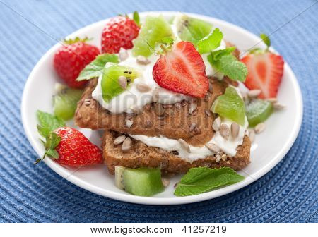 pane con ricotta e frutti di bosco