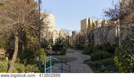 Evening View Of A Quiet Residential Street In The Old District Of Jerusalem Talbia - Komiyum In Jeru