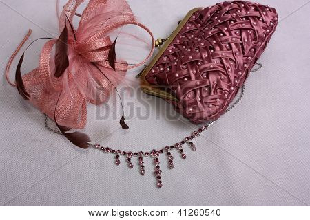 Una collana e borsa A Facinator