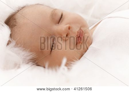 Closeup fotografie spící děťátko.