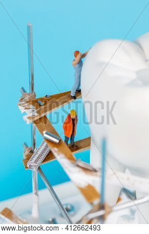 Moscow, Russia - 9th Matra 2021: A Model Of A Human Tooth And An Art Installation Of Small Figures A