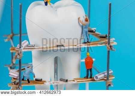 Moscow, Russia - 9th Matra 2021: A Model Of A Human Tooth And An Art Installation Of Small Figures A