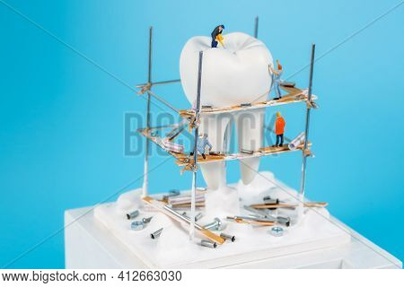 Moscow, Russia - 9th Matra 2021: A Model Of A Human Tooth And An Art Installation Of Small Figures A
