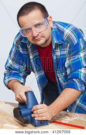 Člověk pracuje dřevo s elektrický hoblík