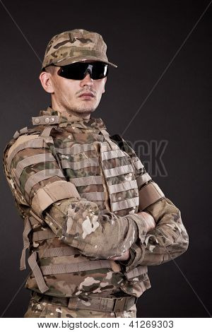 Militare uomo su uno sfondo nero