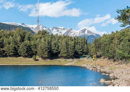 Escaldes Engodany, Andorra : 13 Marcht 2021 : Tourists Enjoying The Summer Afternoon At Lake Engolas