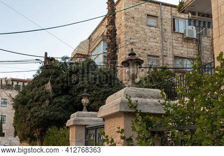 Evening View Of A Quiet Residential Lev Haivri Street In The Old District Of Jerusalem Talbia - Komi