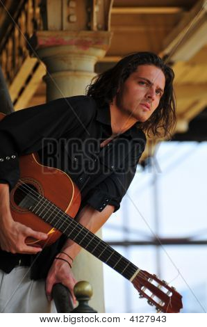 Capelli lunghi musicista