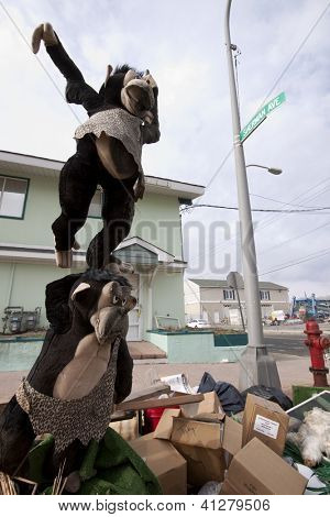 SEASIDE HEIGHTS, NJ - 13 JAN: Peluche singes et ordures entassés sur le trottoir sur le 13 janvier, 201