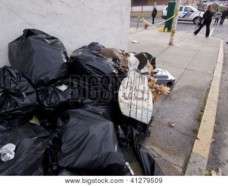 SEASIDE HEIGHTS, NJ - 13 JAN: Sacs à ordures et débris sur le trottoir sur Ocean Terrace le 13 janvier, 2
