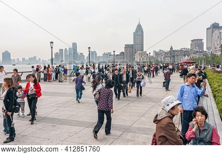 Shanghai, China - May 4, 2010: Many People Walk On Boardwalk Along River Bund Side Uner Silver Sky. 