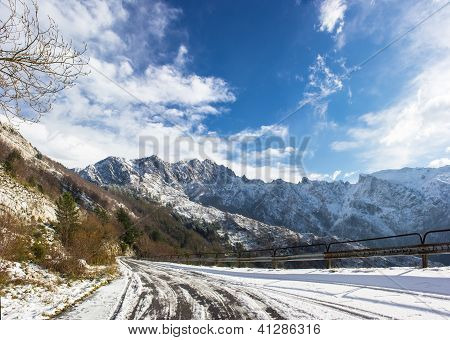 Апуанские Альпы снег