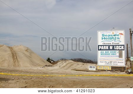 SEASIDE HEIGHTS, NJ - 13 JAN: Une montagne de sable dans un stationnement sur 13 janvier 2013 en bord de mer Hei