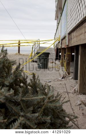 SEASIDE HEIGHTS, NJ - JAN 13: A Christmas tree, skraldespand, og politiet tape ved siden af en bygning på André Meiner