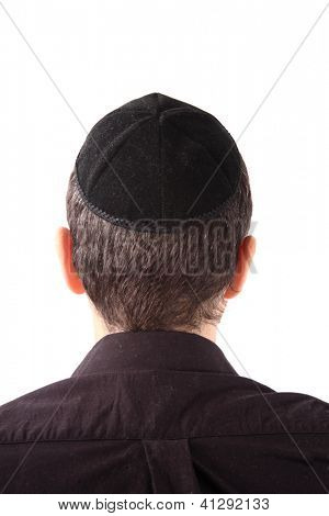 Zadní pohled muže nosit Kippah na bílém pozadí