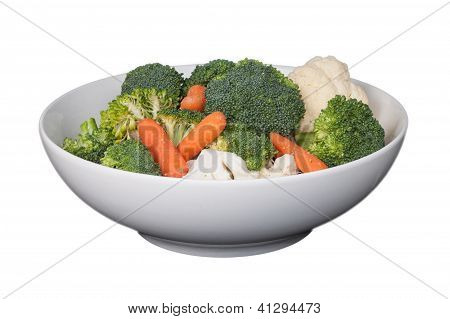 Crudo vegetal en un recipiente (clipping Path incluido)