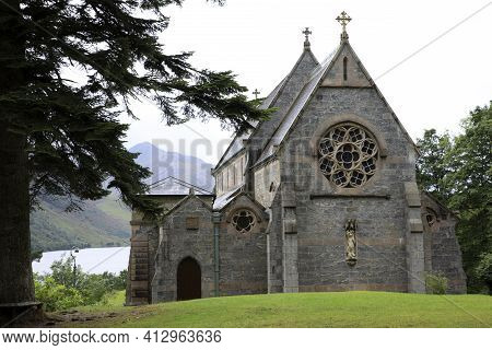 Skye Island (scotland), Uk - August 15, 2018: View Of Loch Shiel And St Mary St Finnan's Church, Inn