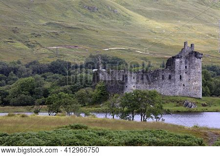 Loch Awel (scotland), Uk - August 15, 2018: Loch Awe With Views To The Ruins Of Kilchurn Castle, Sco