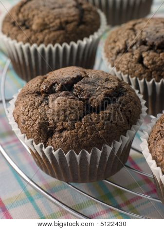 Chocolate Chip Muffins på ett kylning Rack