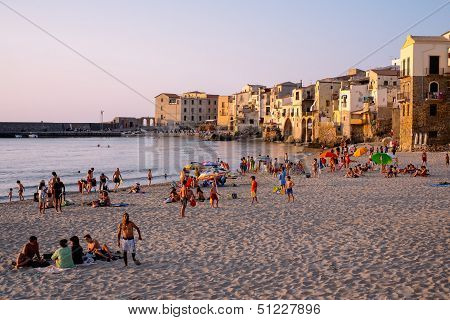 Cefalï¿½ beach at sunset